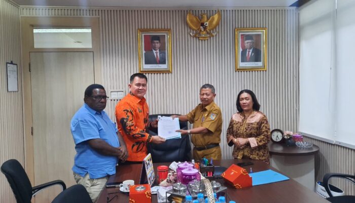 Bernhard Serahkan Rancangan Peraturan Bupati Maybrat ke Kemendagri