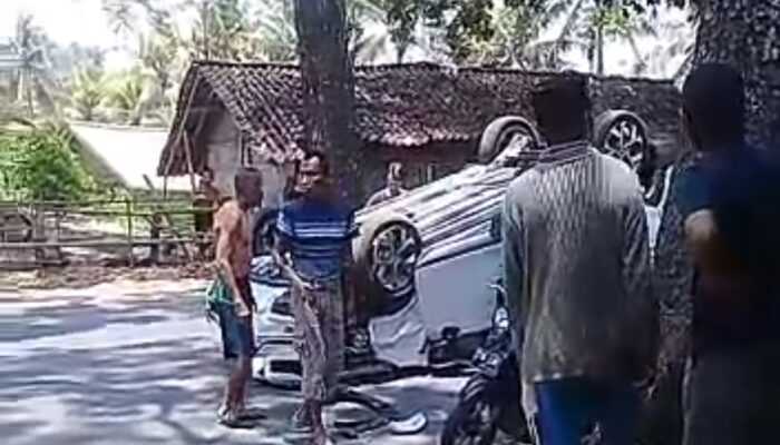 Sopir Ngantuk, Mobil Terbalik di Jalan Singaparna