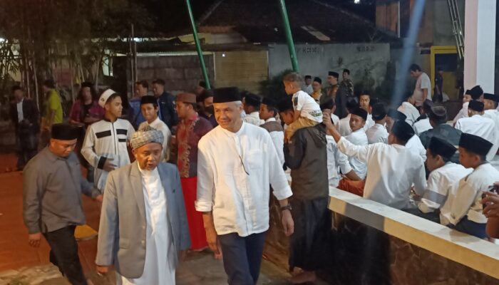 Ganjar Pranowo Ziarah ke Pamijahan dan Salat Berjamaah di Miftahul Huda Manonjaya