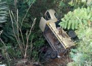 Truk Pengangkut Batu Terguling Masuk Jurang