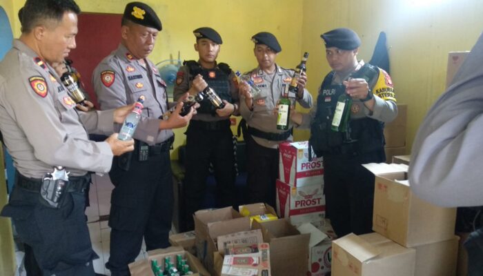 Rumah Kontrakan di Leuwidahu Tasik, Kedapatan Simpan Ratusan Botol Miras