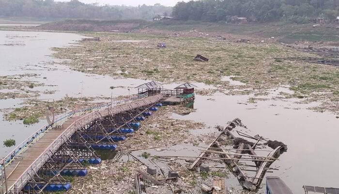 CIANJUR, “Banjir, 190 Kolam Jaring Apung di Waduk Jangari Hancur, Petani Ikan Gigit Jari”