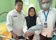 Teganya Orangtua Buang Bayi di Samping Kandang Ayam