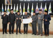 Pj Gubernur Jabar Tandatangani Raperda APBD 2024