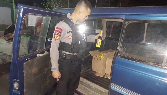 Polisi Gagalkan Peredaran Puluhan Dus Berisi Miras di Cisumur