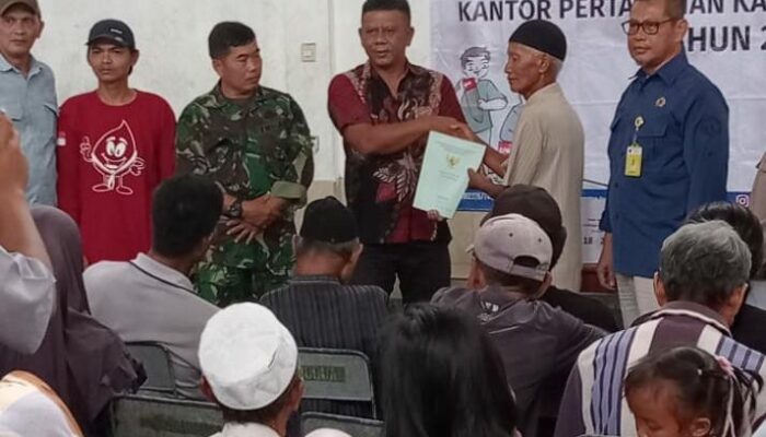 SUMEDANG: Kades Serahkan 404 Sertifikat Tanah Milik Warga Cibubuan