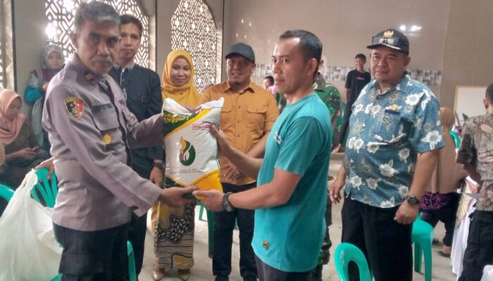 SUMEDANG: Pasang Sangkur, Warga Desa Cikurubuk Sampaikan Aspirasi