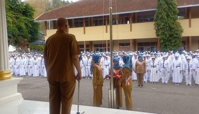 Tingkatkan Motivasi Siswa, Guru SMPN 1 Sumedang Jadi Petugas Upacara