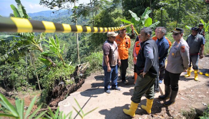 Bey Machmudin Tinjau Penanganan Longsor di Bandung Barat