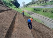 Cegah Longsor, Daop 2 Tanam 2000 Akar Wangi