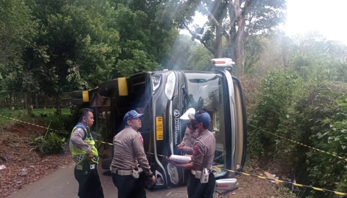 KIARAPAYUNG: Bus Taruna Galuh Utama Terguling, Bawa Siswa Asal Ciamis