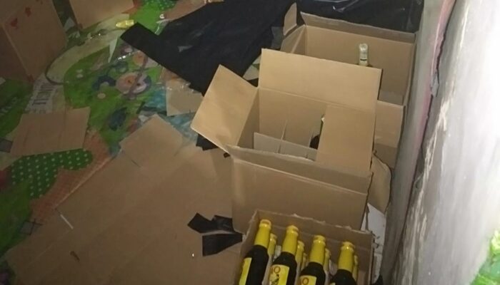 Terlalu, Sebuah Rumah di Dekat Masjid Jadi Penyimpanan Ratusan Botol Miras