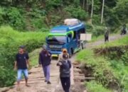 VIRAL, Jembatan Rusak di Cianjur Dilintasi Elf, Dibantu Warga