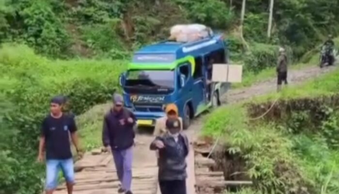 VIRAL, Jembatan Rusak di Cianjur Dilintasi Elf, Dibantu Warga