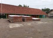 Puluhan Baliho Caleg Numpuk di Halaman SDN Salawu