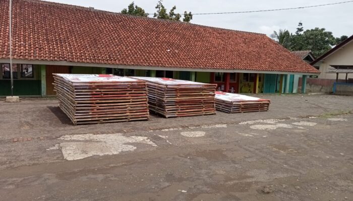Puluhan Baliho Caleg Numpuk di Halaman SDN Salawu