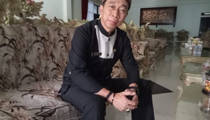 Puluhan Baliho Caleg Numpuk di Halaman Sekolah, Disdik Ngaku Kecolongan