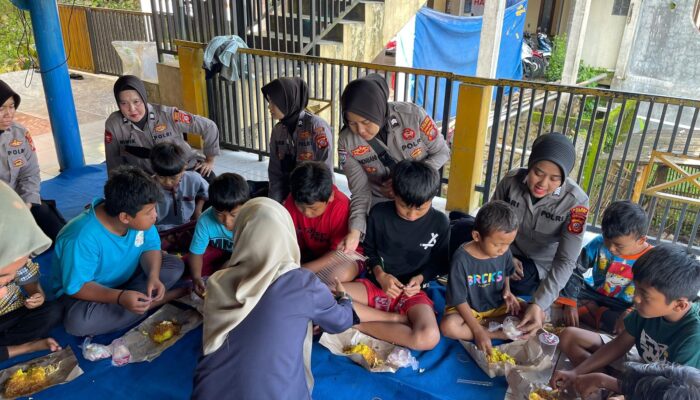 Polisi Wanita Berikan Trauma Healing, Hibur Anak-anak Korban Longsor di Subang