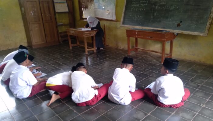 Tabah, SDN Tamanggung Selenggarakan KBM Secara Lesehan Hampir Sedekade