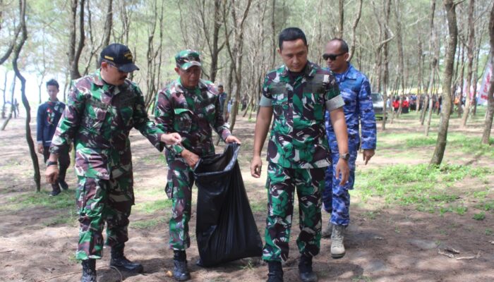 Kodim 0612/Tasikmalaya Karya Bakti di Pantai Cemara Cikalong