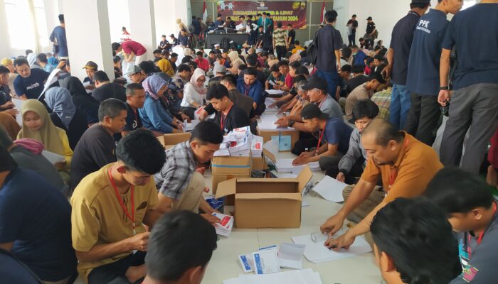 Sortir Lipat Surat Suara Gunakan Alat Bantu, Botol Kaca Hingga Pipa