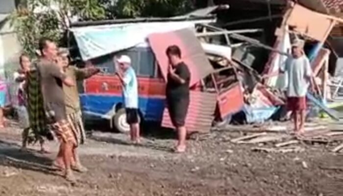 SUMEDANG: 2 Rumah Hancur Tertimpa Truk, 2 Orang Jadi Korban