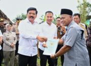 Dampingi Menteri Kunjungi Kabupaten Bogor, Bey Bagikan Serifikat Tanah