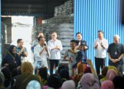 Dampingi Jokowi, Bey Machmudin Salurkan Beras di Bekasi