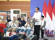 Jokowi Datangi Nasabah Mekaar
