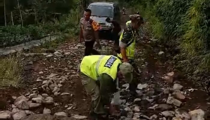 Jalan Rusak Parah, Antar Logistik Pemilu dari Desa ke Kecamatan Sampai Tiga Jam