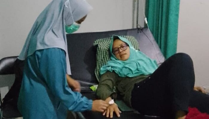 Cari Sinyal, Petugas Pemilu Jatuh Dari Kursi