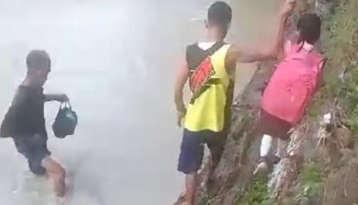 SUMEDANG: Jembatan Hancur, Kini Siswa ke Sekolah Harus Sebrangi Sungai atau Naik Ojek, PP 40 Ribu