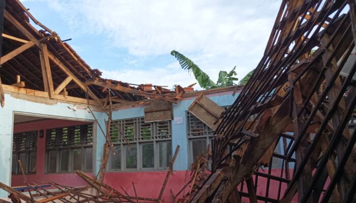Ruang Kelas di SMPN 15 Kota Tasikmalaya Ambruk