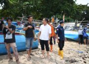 Gelombang Tinggi, Bey Minta Nelayan di Pantai Selatan Jabar Tak Melaut Sampai 20 Maret 2024