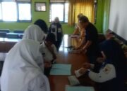 Berkah Ramadan, Ikatan Keluarga Alumni SMPN 1 Cimalaka Salurkan Beasiswa Transportasi untuk Siswa