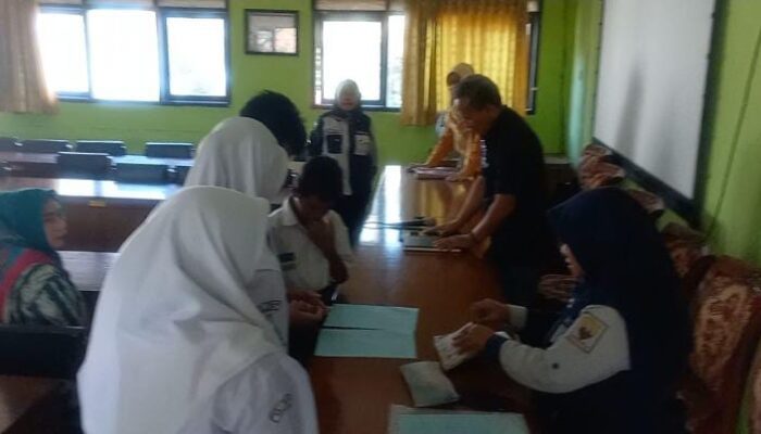 Berkah Ramadan, Ikatan Keluarga Alumni SMPN 1 Cimalaka Salurkan Beasiswa Transportasi untuk Siswa