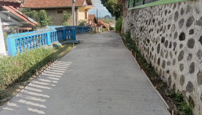 Warga Semringah, Dibangun Rabat Beton Jalan Jajaway di Desa Cijambu