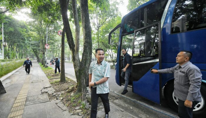 Pj Guberbur Jabar Ngantor Naik Bus