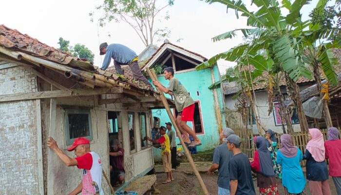 Kwaran Pramuka Salawu Bantu Bangun Rumah Warga Tidak Mampu