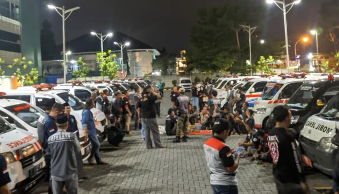 Semalam, Puluhan Ambulans Tiba-tiba Nyalakan Sirine dan Konvoi