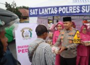Polisi di Sukabumi Kota Bagi-bagi Sembako dan Bingkisan Takjil