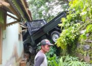 Mobil Baru Beli Menghantam Rumah di Salopa