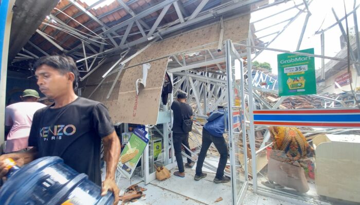 Atap Tasco Sambongjaya Tasikmalaya Mendadak Ambruk