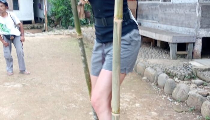 Turis Asyik Main Jajangkungan di Kampung Adat Naga