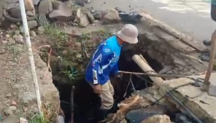 ‘Udunan’ Warga Sukarapih Perbaiki Gorong-gorong dan Jalan Tanjungsari-Genteng yang Rusak