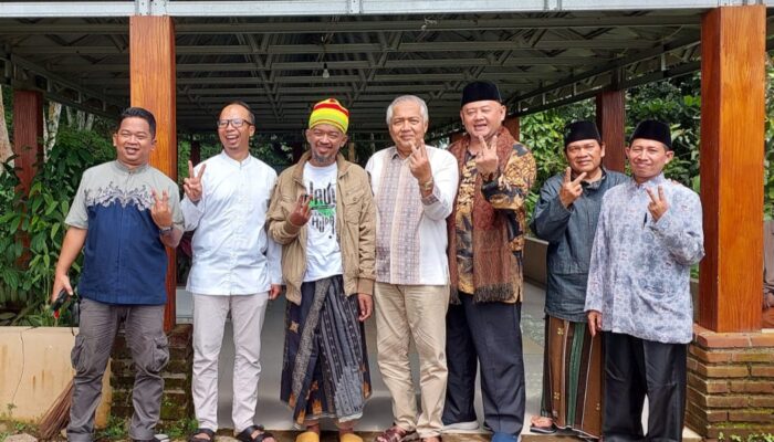 Viman Berziarah ke Makam Pendiri Mayasari dan Ulama Pesantren