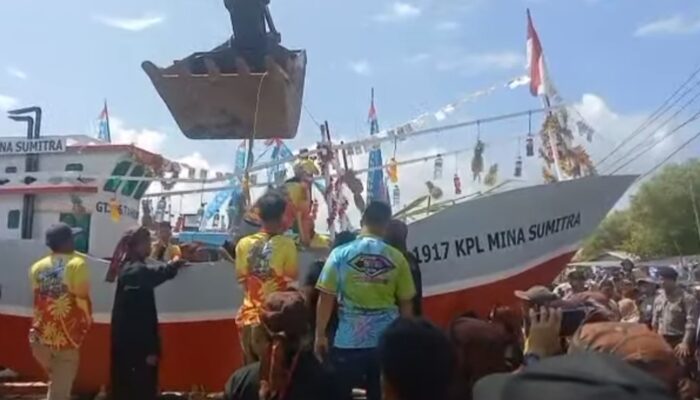 Tradisi Larung Kepala Kerbau Digelar Nelayan Ujunggebang  Indramayu