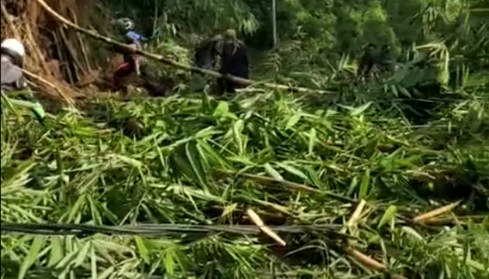 Longsor di Salawu Menutup Jalan, Lalu-lintas Macet Hampir 3 Jam