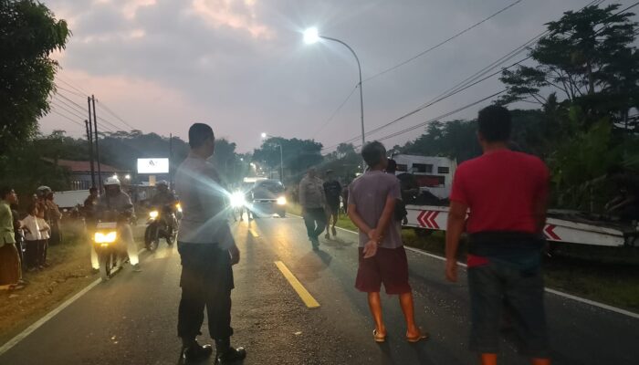 Elf Bawa 15 Pelajar Terguling di depan RM Mergo Jamanis Tasikmalaya