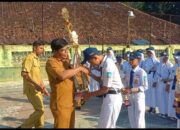 Kepala SMPN 3 Sumedang Beri Hadiah Kepada Siswa Berprestasi